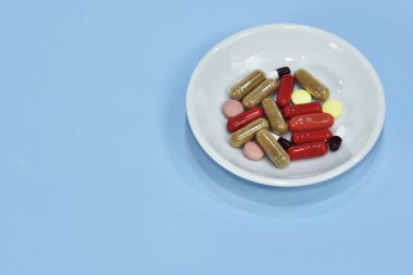 Yüksek dozda ilaç tedavisi için. ilaç tablet ağrı. renkli hapları arka plan. Çeşitli ilaç tıp hap, tablet ve kapsül üzerinde mavi arka plan.