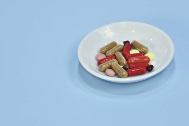 Yüksek dozda ilaç tedavisi için. ilaç tablet ağrı. renkli hapları arka plan. Çeşitli ilaç tıp hap, tablet ve kapsül üzerinde mavi arka plan.