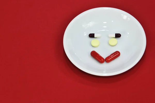 Mutlu Yüz Ifadesi Tıp Ilaç Tablet Ağrı Porselen Tabak Renkli — Stok fotoğraf