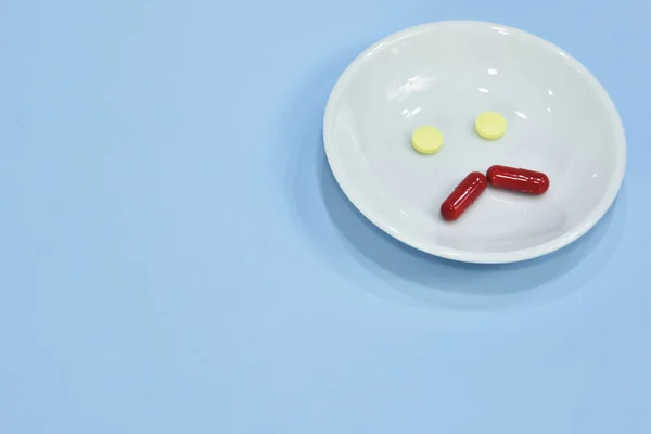 Üzgün Yüz Tıp Yaptı Ilaç Tablet Ağrı Porselen Tabak Renkli — Stok fotoğraf