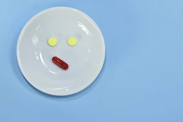 Üzgün Yüz Tıp Yaptı Ilaç Tablet Ağrı Porselen Tabak Renkli — Stok fotoğraf