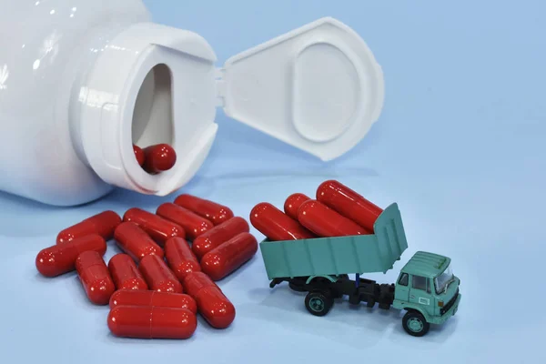 Cápsulas Botella Camión Que Lleva Algunas Cápsulas Transporte Salud Carga — Foto de Stock