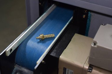 Parça parça, cnc torna bitmiş kapalı geliyor. Cnc işleme için sprey tabancası parçalar.