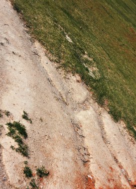 Toprak erozyonu dağlık. Manzara Dağ kırık toprak ile.