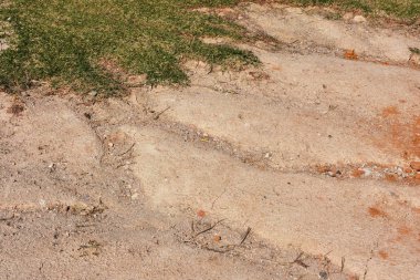 Toprak erozyonu dağlık. Manzara Dağ kırık toprak ile.