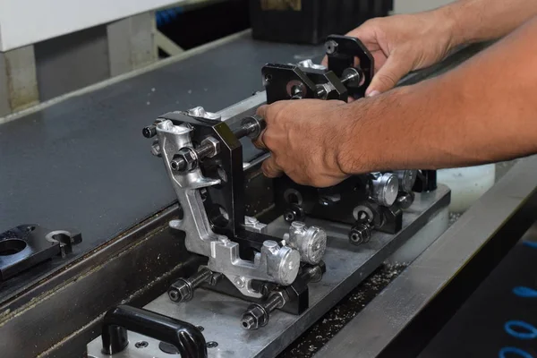 Preparación Piezas Aerógrafo Pistola Pulverización Para Mecanizado Torno Cnc Piezas — Foto de Stock