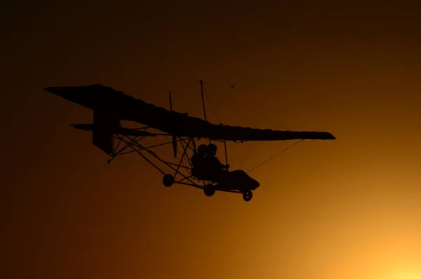 Ultralight Flygplan Vid Solnedgången Två Människor Som Flyger Lågt Med — Stockfoto