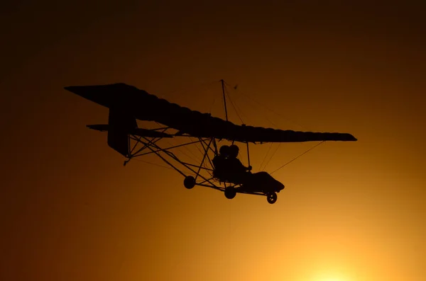 Avião Ultraleve Pôr Sol Duas Pessoas Voando Baixo Com Tranquilidade — Fotografia de Stock