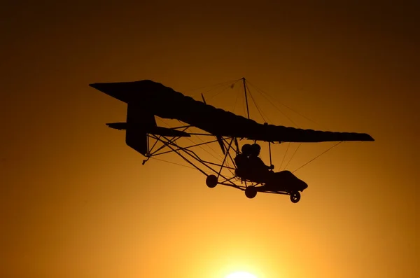 Avião Ultraleve Pôr Sol Duas Pessoas Voando Baixo Com Tranquilidade — Fotografia de Stock