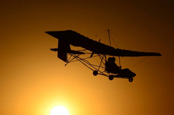 Ultralehké Letadlo Při Západu Slunce Dva Lidé Letící Nízké Pohoda — Stock fotografie