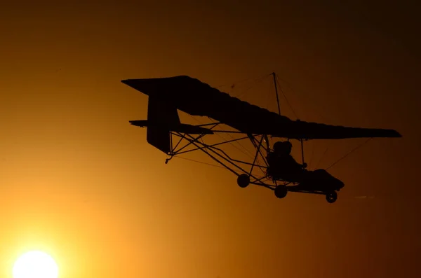 Ultralight Flygplan Vid Solnedgången Två Människor Som Flyger Lågt Med — Stockfoto