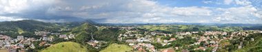Aguas De Lindoia, Sao Paulo, Brezilya - 27 Şubat 2018 - yukarıdan panoramik manzara, konstrüksiyonları ve doğayı birlikte görselleştirebilme