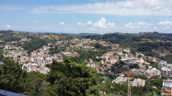 塞拉内格拉，圣保罗，巴西 - 2018年2月27日 - 从塞拉内格拉市山顶全景，能够同时可视化建筑和自然 — 图库照片