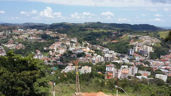 塞拉内格拉，圣保罗，巴西 - 2018年2月27日 - 从塞拉内格拉市山顶全景，能够同时可视化建筑和自然 — 图库照片