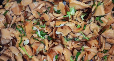 Shitake porsiyon tereyağı ve sarımsak ile kızarmış. Taze shitake ile yapılan lezzetli oryantal gıda.