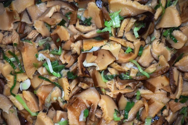 Portion Shitake mit Butter und Knoblauch geschmort. köstliches orientalisches Essen mit frischem Shitake. — Stockfoto