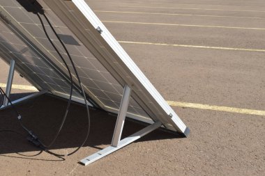 Güneş paneli. Alternatif enerji kaynağı, sürdürülebilir r kavramı