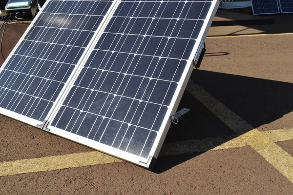 ソーラーパネル。代替エネルギー源、持続可能なrの概念 — ストック写真