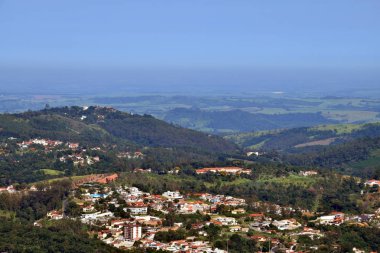 Kahve ve okaliptüs ekimi, bölgesel tarım. Şehir yakınlarında çiftçilik.