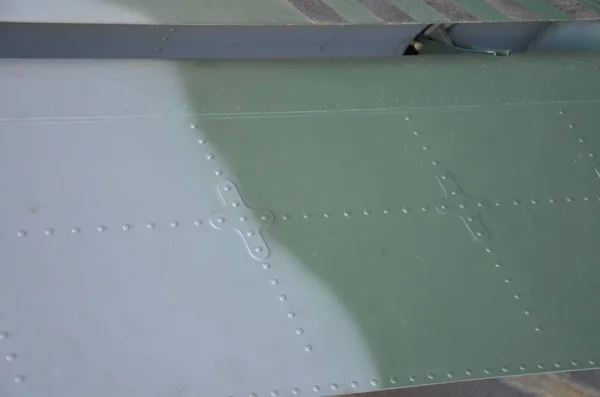 Helicóptero militar camuflaje. Detalle de avión militar camuflaje. Vista sobre fuselaje con línea de panel y colores degradados —  Fotos de Stock