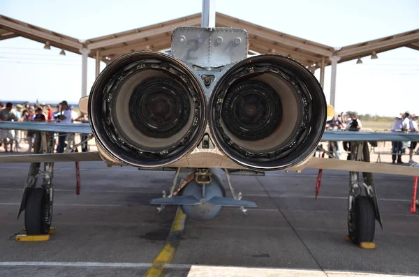 Exaustão de jacto militar. Exaustão de aeronaves e detalhe do bocal. Vista externa detalhada . — Fotografia de Stock