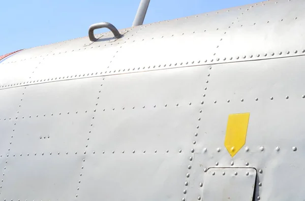 Helicóptero militar camuflaje. Detalle de avión militar camuflaje. Vista sobre fuselaje con línea de panel y colores degradados —  Fotos de Stock