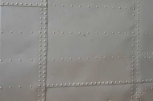 Tarnung mit Militärhubschraubern. Militärflugzeuge detailgetreu tarnen. Blick auf den Rumpf mit Plattenlinie und Farbverlauf Stockbild