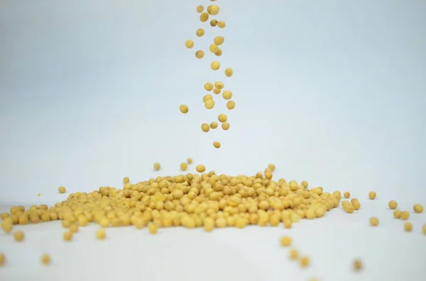 Vista sobre la pila de frijoles de soya sobre fondo blanco — Foto de Stock