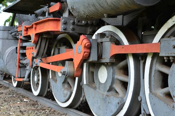 Pedaços detalhados sobre trem antigo na estação desativado, locomotiva a vapor como conhecido como "Maria Fuma chalá chalé no Brasil . — Fotografia de Stock