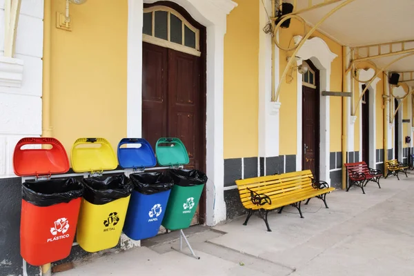 Papierkorb. Container mit wiederverwertbaren Abfällen, die auf dem öffentlichen Platz für die lokale Bevölkerung zur Verfügung stehen. Umweltbewusstsein. lizenzfreie Stockbilder