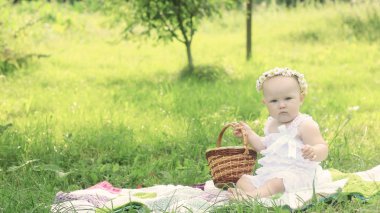 bir yaz günü pikniğe üzerinde bir çelenk içinde şirin bebek.