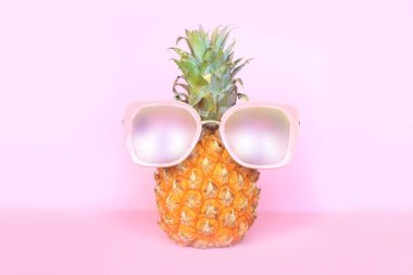 pembe bir arka plan üzerinde güneş gözlüğü sulu ananas