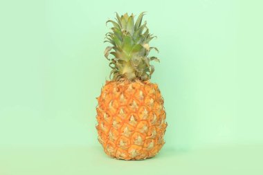 Açık yeşil arka planı üzerinde sulu ananas
