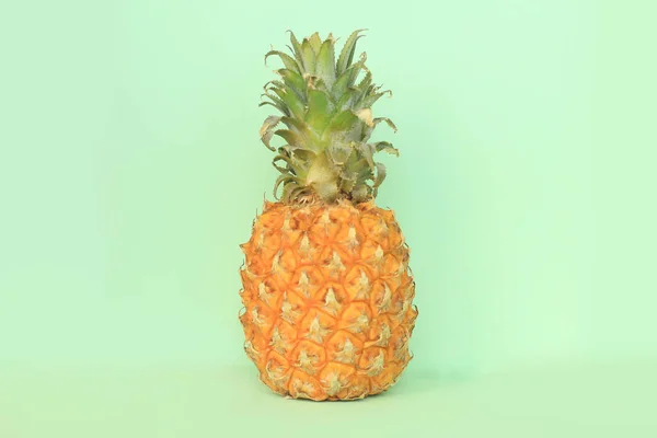 Saftige Ananas auf hellgrünem Hintergrund — Stockfoto