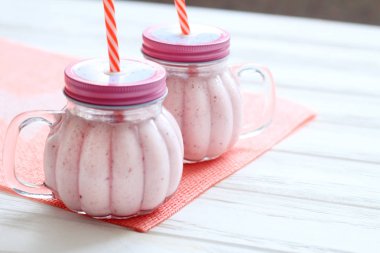 Sağlıklı çilek güler yüzlü bir mason bir kavanoz kupa