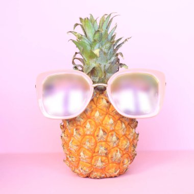 pembe bir arka plan üzerinde güneş gözlüğü sulu ananas