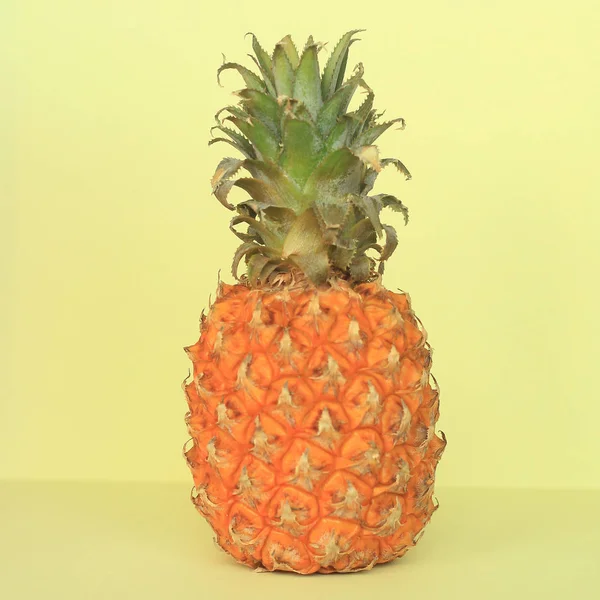 Reife Ananas auf gelbem Hintergrund. Foto mit Kopierraum — Stockfoto