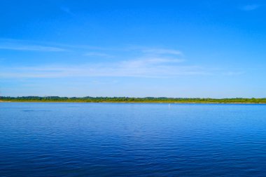 Yazın nehir manzarası. 