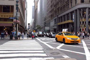 New York sokaklarında, Manhattan 'da hareket var. İnsanlar ve arabalar. Amerika Birleşik Devletleri.