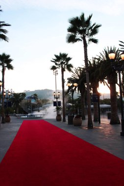 Universal Stüdyolarının ana girişinde boş bir kırmızı halı. Universal Stüdyo 'nun ünlü sembolüne bakıyor. Akşam üzeri kapanmadan önce..