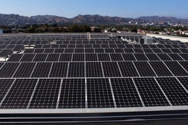 Los Angeles 'ta bir evin çatısındaki güneş panelleri. Modern elektrik üretim sistemi bu. Modern teknoloji.