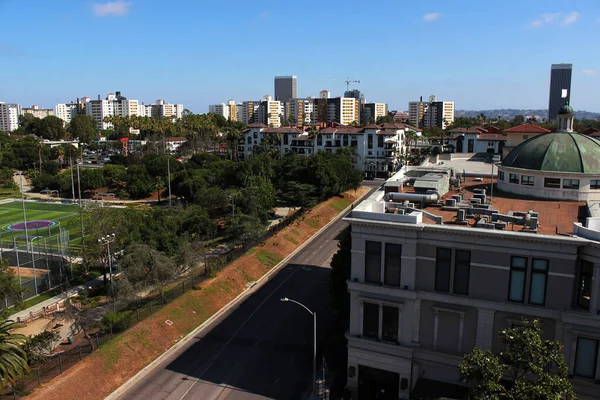 Groove ve Pan Pasifik Parkı Los Angeles 'ta kalmak için harika bir yer. Kaldırımları, kafeleri ve spor sahaları olan yürüyüş alanının üst manzarası..