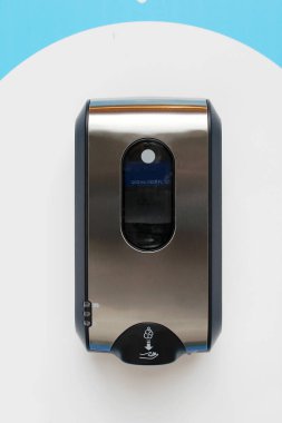 El dezenfektanı. El dezenfektanı. Fast food mağazalarının yakınındaki bir alışveriş merkezinde el dezenfektanı. Ellerin dezenfekte edilmesi anlamına gelir.