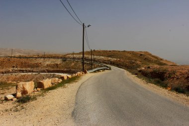  İsrail, 20 Mart 2018. İsrail 'de baharda çöle giden boş bir yol, ölü denizden çok uzak değil..