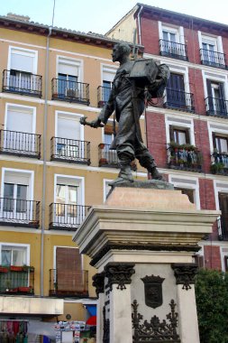 Maddrid, İspanya. 18 Ekim 2013. Madrid sokaklarında çeşitli anıtlar var. Parlak konut binalarının arka planına karşı..