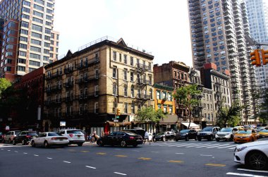 New York sokaklarında, Manhattan 'da hareket var. İnsanlar ve arabalar. Amerika Birleşik Devletleri.