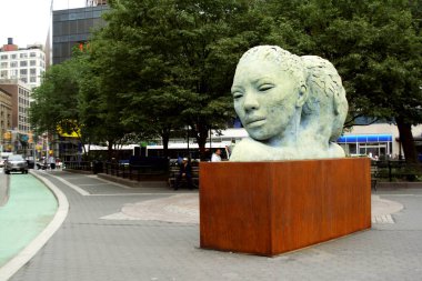 New York, Amerika 2 Ekim 2016. Union Square 'de bronz heykel, Güney Afrikalı sanatçı Lionel Smith, 11 Haziran 2016' dan 30 Nisan 2017 'ye kadar Union Square' de yapıldı.