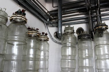 Rusya, Krasnodar Bölgesi, Novorossiysk, Abrau Durso köyü, 14 Ağustos 2018. Abrau Durso müzelerinde şarap ve şampanya yapmak için şişe ve mataralarla sergilenecek..