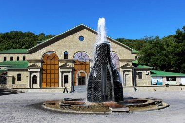Rusya, Krasnodar Bölgesi, Novorossiysk, Abrau Durso köyü, 14 Ağustos 2018. Binanın önündeki meydan. Abrau-Durso şarap turizm merkezi. Bir şişe Shompansky şeklinde bir fantezisi var..