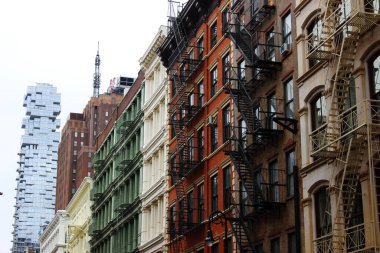 Manhattan 'daki evlerdeki yangından çıkmak için merdivenler. New York Şehri 